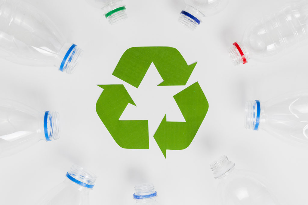 Recycling programs. Рециклинг. Значки из переработанного пластика. Утилизация отходов логотип. Пластик сортировка.